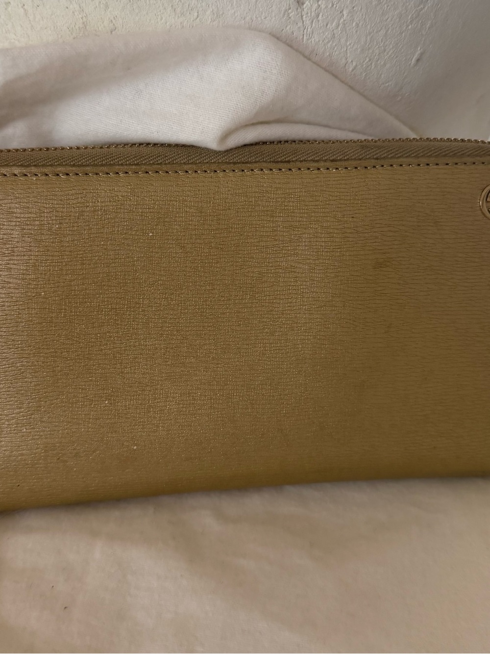 Gucci Metallic Gold Leather Zip Wallet with Signature Emblem - Picture 2 of 8